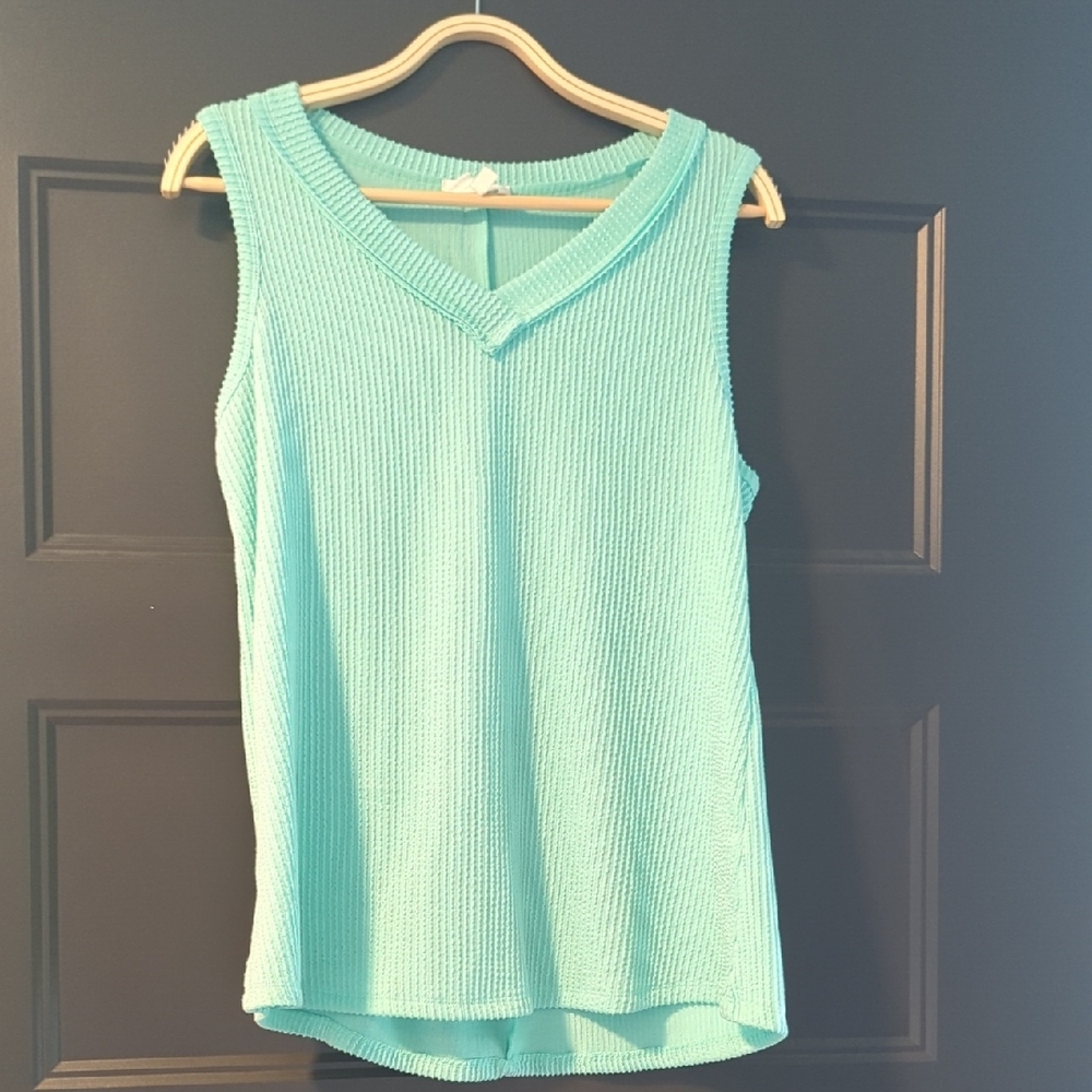 ANDREE BY UNIT Green Tank Top V-Neck Sleeveless